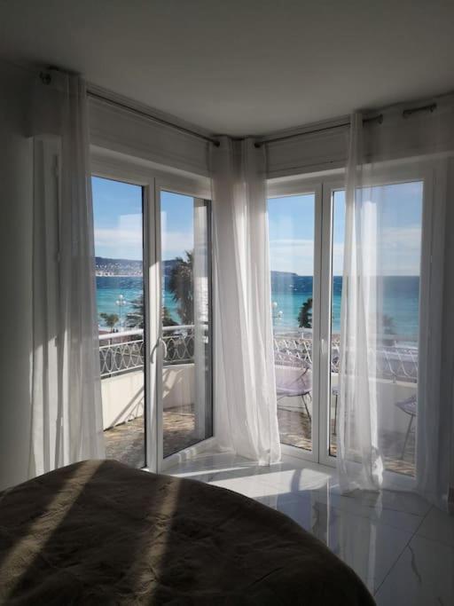 Beach Front, Superbe Appartement Pour 4 Personnes Nizza Esterno foto