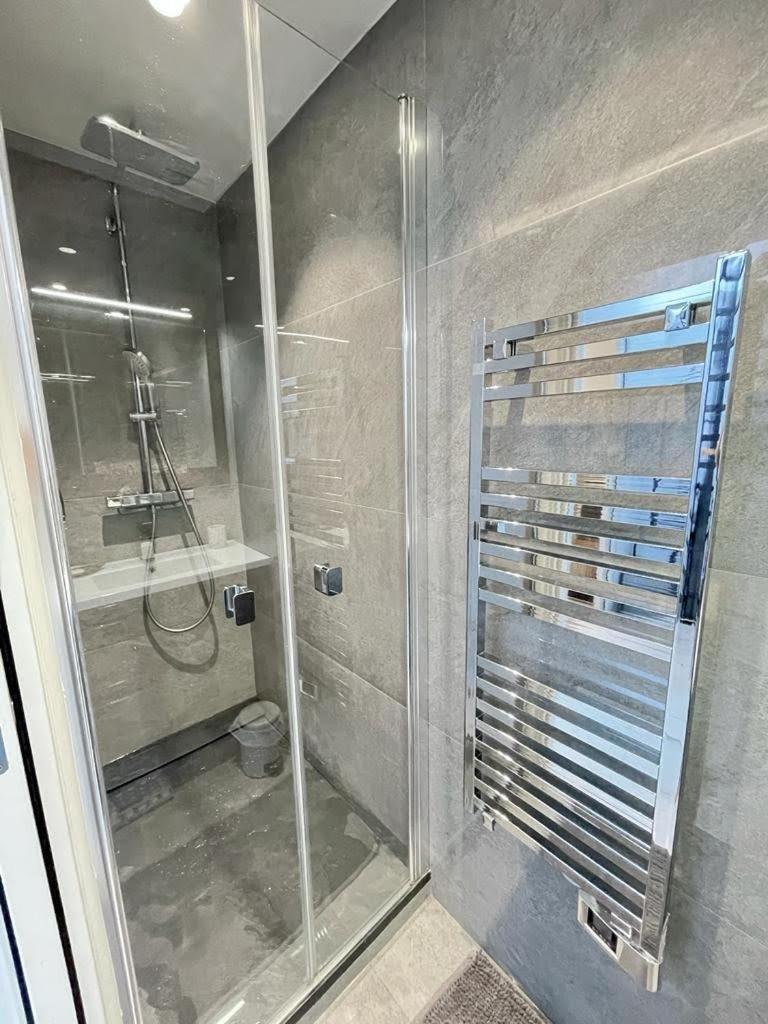 Beach Front, Superbe Appartement Pour 4 Personnes Nizza Esterno foto