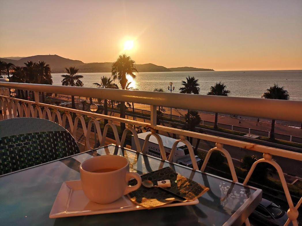 Beach Front, Superbe Appartement Pour 4 Personnes Nizza Esterno foto