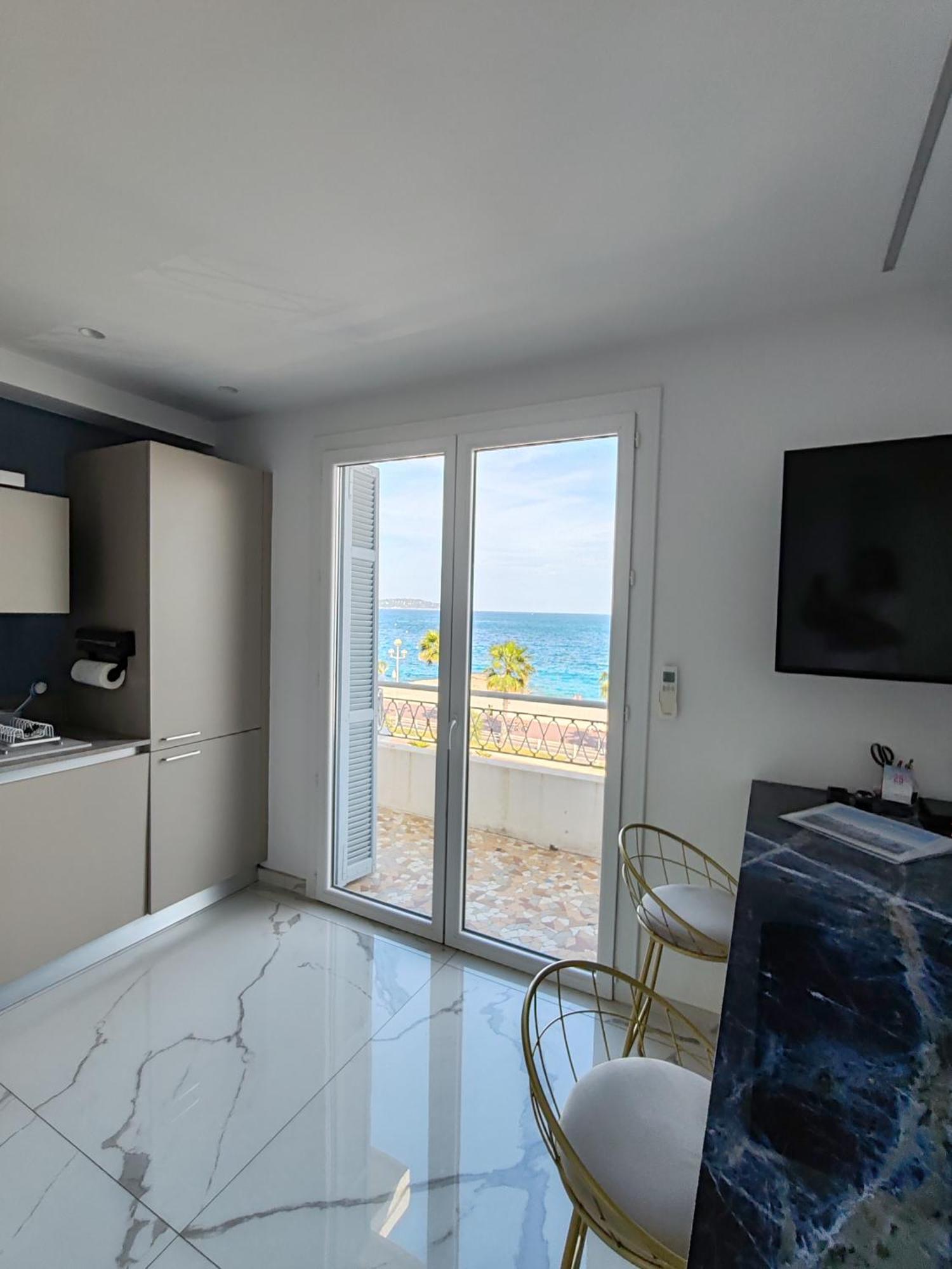 Beach Front, Superbe Appartement Pour 4 Personnes Nizza Esterno foto
